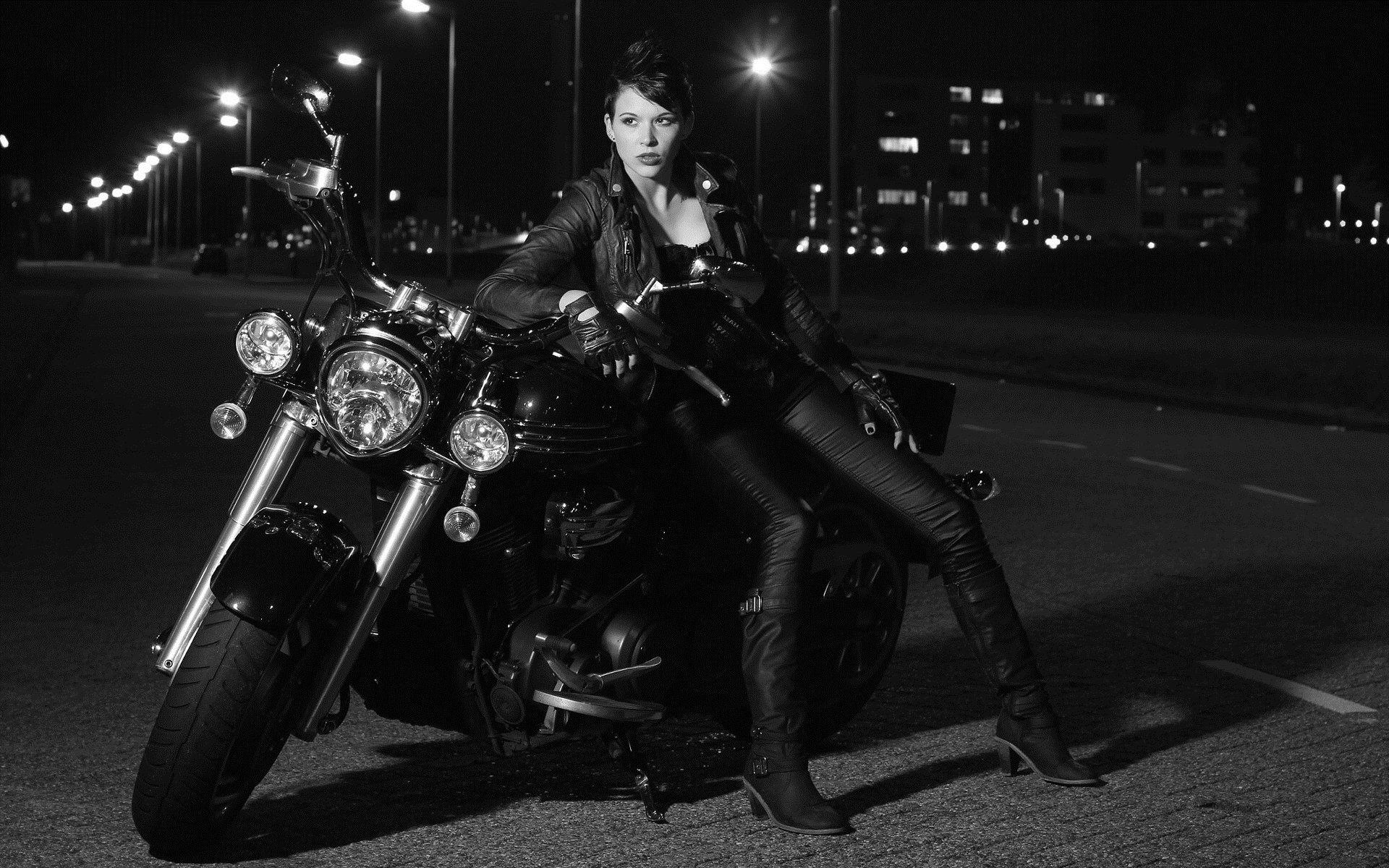 Photo Beautiful girls and motorcycles in Rabat